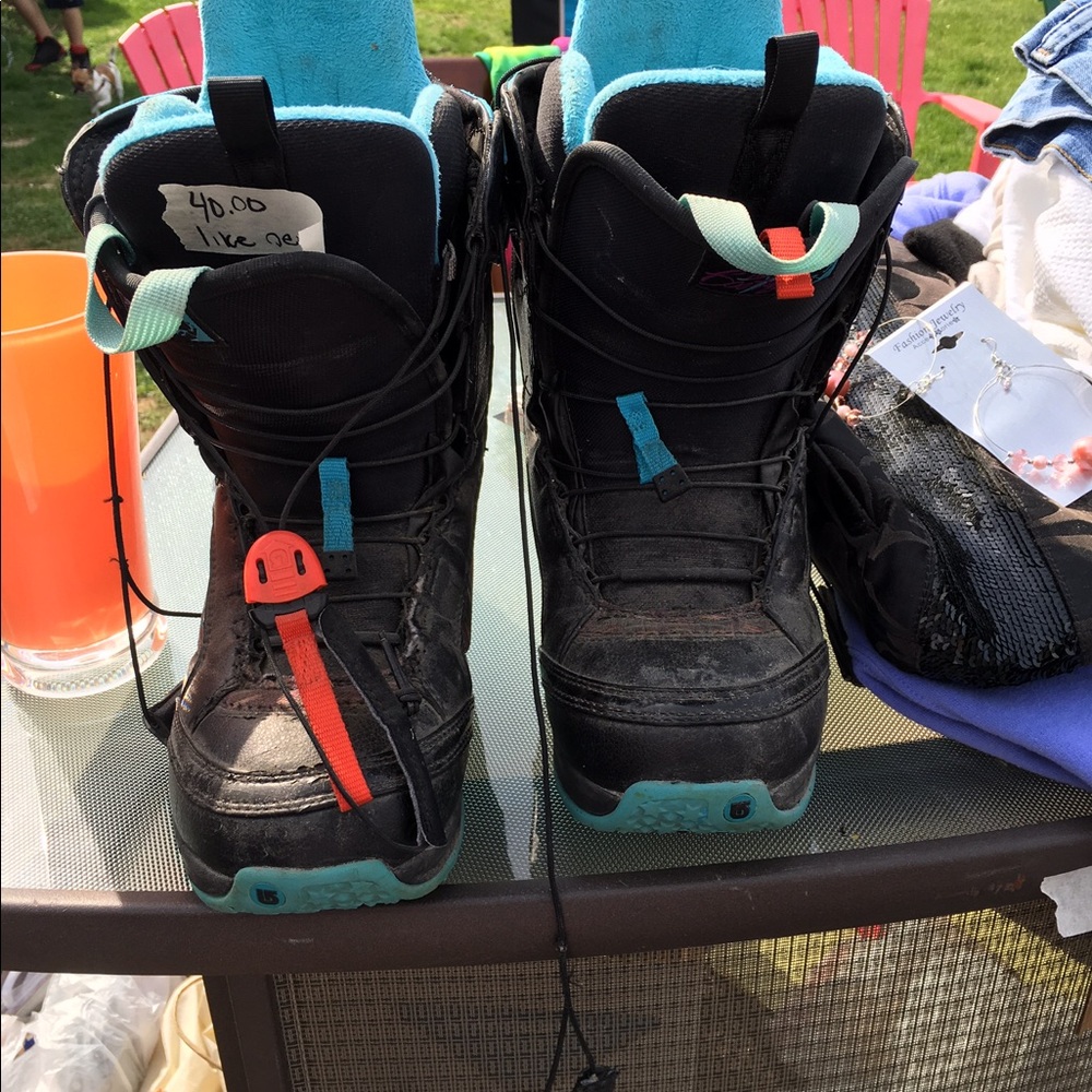 Snowboard boots